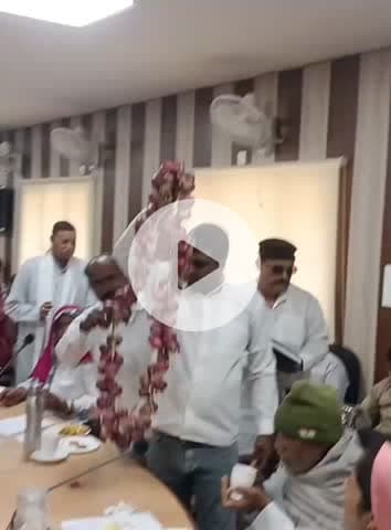 अलवर: अलवर में हंगामे और कोरम के अभाव में जिला परिषद की बैठक स्थगित, प्याज की माला पहनकर पार्षद ने जताया रोष