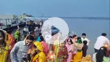 सिराथू: कड़ा में गंगा किनारे व्रती महिलाओं ने डूबते सूरज को अर्ध दिया, धूमधाम से मनाया जा रहा छठ त्योहार