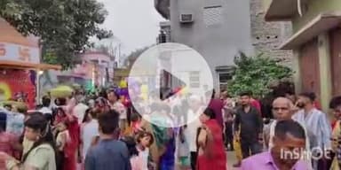 फतुहा: फतुहा के शहरी व ग्रामीण इलाकों में छठव्रतियों ने अस्ताचलगामी सूर्य को दिया अर्घ्य