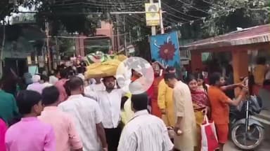 देवघर: देवघर के शिवगंगा घाट पर व्रतियों ने अस्ताचलगामी सूर्य को दिया अर्घ्य, गूंजे छठ के गीत