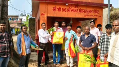 गिरिडीह: गांडेय: छठ पर्व के मद्देनज़र सामाजिक कार्यकर्त्ता द्वारा छठ वर्तियों के बीच फल का वितरण