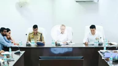 रामपुर: सोमवार को विकास भवन सभागार में नोडल अधिकारी सुभाष चन्द्र शर्मा ने विकास, निर्माण और कानून व्यवस्था की समीक्षा की