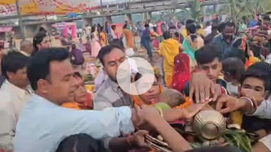 खूंटी: खूंटी जिले में छठ व्रतियों ने अस्ताचलगामी सूर्य को अर्घ्य अर्पित किया