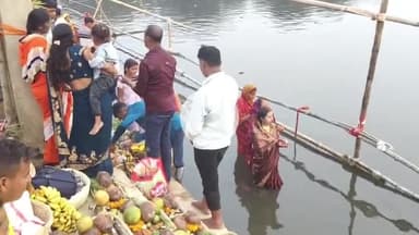 धनबाद/केंदुआडीह: धनबाद: पंपू तालाब सहित अन्य जलाशयों में छठ महापर्व पर अस्ताचलगामी सूर्य को अर्घ्य दिया गया, पुलिस प्रशासन रहा मुस्तैद