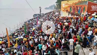 मुंगेर: मुंगेर के बबुआ गंगा घाट समेत कई गंगा घाटों पर अस्तगामी सूर्य को अर्घ्य दिया गया