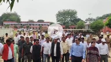 बदलापुर: सरोखनपुर में आयोजित 3 दिवसीय बदलापुर महोत्सव को लेकर डीएम ने अधिकारियों के साथ की बैठक