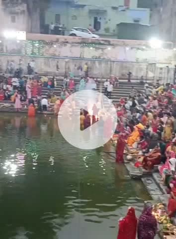 अलवर: पूर्वांचल समाज ने सागर तालाब पर छठ पूजा में सूर्य को अर्घ्य दिया, गुड़, नारियल और ठेकुआ से सजाई टोकरी