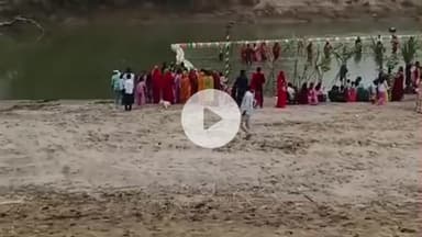 फरेंदा: फरेन्दा ब्लॉक क्षेत्र में छठ व्रती महिलाओं ने अस्ताचलगामी सूर्य को अर्घ्य दिया