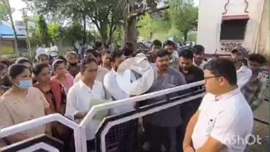 धार: धार कलेक्टर कार्यालय पहुंचे KSS हॉस्पिटल के डॉक्टर और स्टाफ, तहसीलदार को सौंपा ज्ञापन