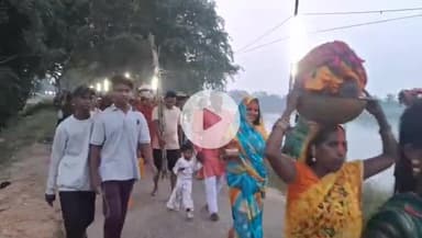 बगोदर: बगोदर के छठ घाटों पर डूबते सूर्य को अर्घ्य देने के लिए उमड़ी श्रद्धालुओं की भीड़