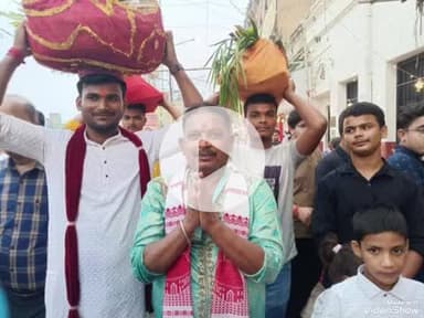 देवघर: पूर्व मंत्री राज पलिवार ने शिवगंगा में अस्त होते सूर्य को दिया अर्घ्य