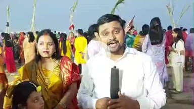 करछना: अरैल संगम घाट पर छठ पर्व के अवसर पर डूबते सूर्य को अर्घ्य देने के लिए व्रति महिलाओं की जुटी भीड़