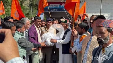 चकराता: त्यूणी क्षेत्र के रडू रिशानू में गोवंश की हत्या से उबाल, थाने के बाहर किया प्रदर्शन