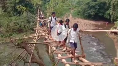 ହରିଚନ୍ଦନପୁର: ହରିଚନ୍ଦନପୁର ପଞ୍ଚମ ଗାଁରେ ବାଉଁଶ ପୋଲରେ ଆଗାମି ଭବିଷ୍ୟତ ଗଢ଼ା , କୋମଳମତି ଛାତ୍ର, ଛାତ୍ରୀଙ୍କ ସମେତ ଅଞ୍ଚଳର ଜନସାଧାରଣ