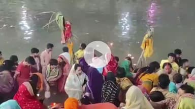 बदलापुर: भलुवाई वार्ड नंबर 5 में स्थित पक्का पोखरा पर छठ पूजा के लिए श्रद्धालुओं की लगी भीड़