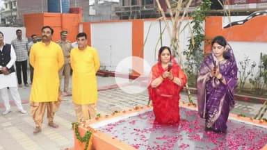 रामपुर: सोमवार को पुलिस लाइन में छठ पूजा का आयोजन किया गया, पुलिस अधीक्षक विद्यासागर मिश्र परिवार के साथ शामिल हुए