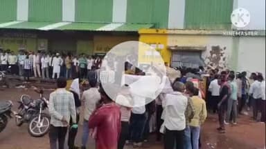 खुरई: खाद के लिए बरसात में भीगते हुए लाइन में लगे हजारों किसान, एक रात पहले से ही विक्रय केंद्रों पर जमा थे