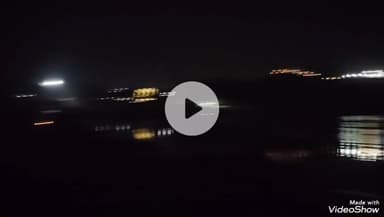 चुनार: बालू घाट पर रात में रुकी व्रती महिलाओं को बारिश से हुई भारी समस्या, नगर पालिका ने बनाया जनरेटर