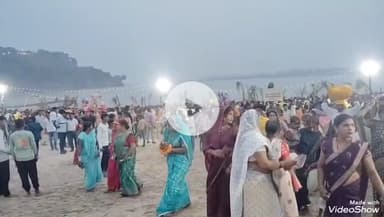 चुनार: बालूघाट पर डूबते सूर्य को अर्घ्य देने के लिए उमड़ी व्रती महिलाएं, गाजे-बाजे के साथ गंगा घाट पर पूजन करने पहुंची