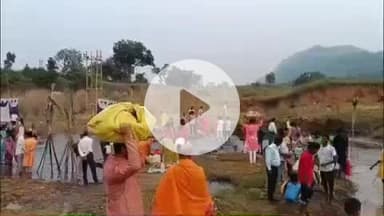 पतरातू: भदानीनगर: आईजी डैम परिसर छठ घाट पर छठ पूजा में डूबते सूर्य को दिया गया अर्घ्य