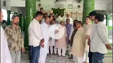 चूरू: सैनिक बस्ती स्थित पीर तोकिर हसन चिश्ती के उर्स पर कांग्रेस प्रदेश उपाध्यक्ष रफीक मंडेलिया ने चादर चढ़ाई