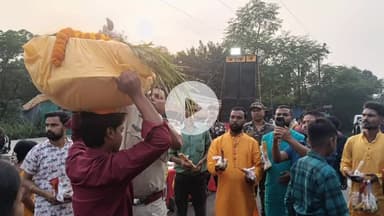 पतरातू: भुरकुंडा अस्पताल चौक स्थित छठ पूजा में थाना प्रभारी निर्भय गुप्ता हुए शामिल, समितियों संग किया प्रसाद वितरण