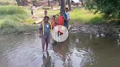 सिरदला बाजार से चक पर जाने वाली मार्ग में हड़खड़िया नाला में पुल  नहीं रहने से ग्रामीणों को अवागवन में हो रही परेशानी.