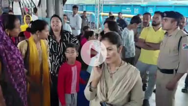 झांसी: प्लेटफार्म नंबर 4 पर सीमेंट के चबूतरे पर बैठने को लेकर महिलाओं में हुई कहासुनी, वीडियो हुआ वायरल