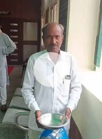 अलवर: अलवर में जिला परिषद की बैठक में पार्षद जगदीश ने हाथ में कटोरा लेकर कहा, सरकार विकास कराने में है विफल