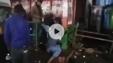 सागर नगर: सागर रेलवे स्टेशन के पास बस स्टॉप पर दो भिखारियों के बीच मारपीट, वीडियो वायरल