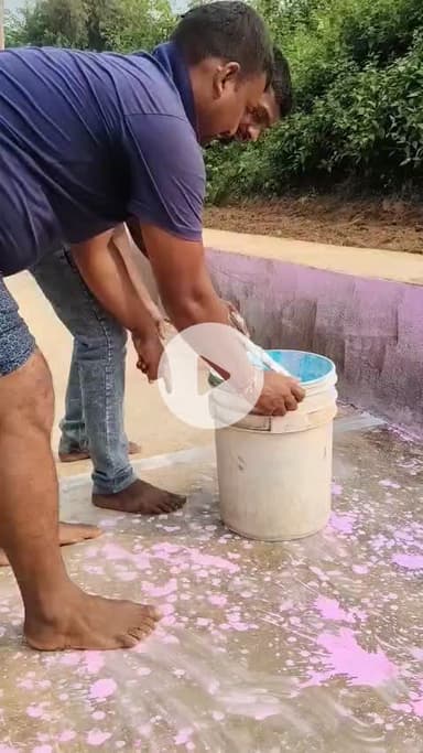 जमुई जिला के लक्ष्मीपुर के Pidron गांव में छठ घाट का तैयारी करते हुए, गांव के युवा लोग