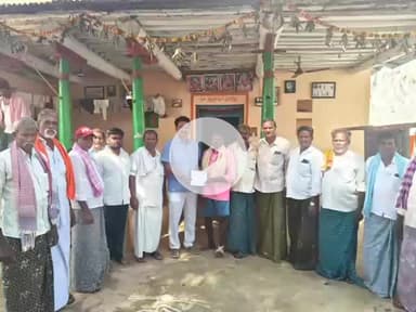 మల్దకల్: రైతు భీమా చెక్కులను పంపిణి చేసిన మాజీ ఎంపిపి విజయ్ కుమార్