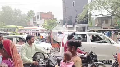 हरदोई: अस्पताल चौराहे पर लगा भीषण जाम, कई एम्बुलेंस, स्कूली वाहन और यात्री वाहन सहित बाइक चालक फंसे रहे