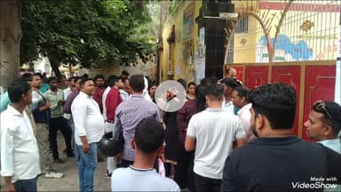 मिर्ज़ापुर: डीएलएड परीक्षा में प्रवेश न मिलने पर अभ्यर्थियों ने मुसफ्फगंज में स्व. काशीराम बालिका इंटर कॉलेज के बाहर किया हंगामा