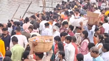 बलियापुर: बलियापुर के विभिन्न छठ घाटों पर छठव्रती महिलाओं ने उगते सूर्य को अर्घ्य देकर आस्था के महापर्व का किया समापन