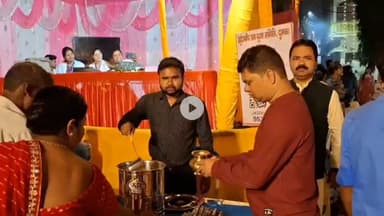 दुमका के खूंटा बांध छठ घाट में छठ व्रतियों के लिए राष्ट्रीय जनता दल के द्वारा लगाया गया दूध वितरण शिविर।