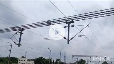 हरदोई: हरदोई रेलवे स्टेशन पर अमृत भारत योजना के तहत पुरानी टीन शेड का किया जा रहा है निर्माण