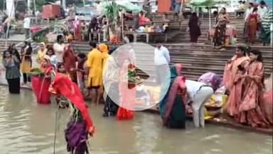 सिराथू: छठी मैया के गीत गाते व्रती महिलाओं ने एक-दूसरे को लगाया सिंदूर, सूर्य अर्ध देकर महिलाओं ने किया व्रत का समापन