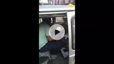 झांसी: RTO ऑफिस के बाहर खड़ी मारुति वैन में होता है आरटीओ कार्यालय का काम, बिना अंदर जाए कराए रजिस्ट्रेशन, वीडियो वायरल