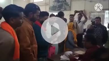 खुरई: गौचर भूमि से अतिक्रमण नहीं हटाए जाने से नाराज़ गौ सेवक गौमूत्र छिड़कने SDM कार्यालय पहुंचे, मचा हड़कंप