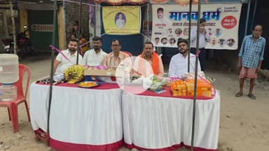 धनबाद/केंदुआडीह: श्री रामसेना के राष्ट्रीय उपाध्यक्ष उदय प्रताप सिंह ने कोयला नगर में छठ व्रतियों के बीच फलों का वितरण किया