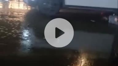 झांसी: परशुराम तिराहे पर सड़क पर लेटे शराब के नशे में धुत व्यक्ति पर चढ़ाई कार, वीडियो हुआ वायरल