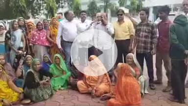 झांसी: मसीहागंज में रुकी पाइपलाइन का काम शुरू कराने की मांग को लेकर स्थानीय लोगों ने DM को ज्ञापन दिया