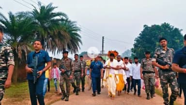 पीरटांड: पीरटांड में धनबाद सांसद ढुलू महतो ने अर्घ्य अर्पित कर छठ पर्व मनाया, श्रद्धालुओं को दी शुभकामनाएं