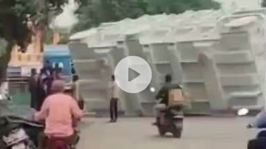 हुज़ूर: भोपाल के जेके रोड पर पलटा ट्राला, बड़ा हादसा टला