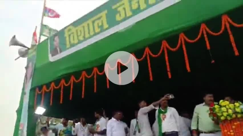 परसा: मस्तीचक खेल मैदान में तेजस्वी यादव की जनसभा में उमड़ी भारी भीड़, सैकड़ों कुर्सियां टूटीं #viarlvideo