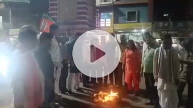 देवघर: भारतीय जनता पार्टी ने चाईबासा में लाठीचार्ज के विरोध में हेमंत सोरेन का पुतला दहन किया