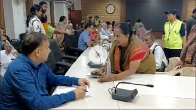 इंदौर: कलेक्टर की जनसुनवाई में उमड़ी लोगों की भीड़, कलेक्टर ने स्वयं सुनी सबकी समस्याएँ