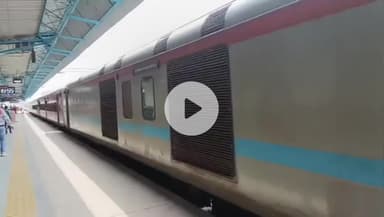 खंडवा नगर: खंडवा स्टेशन पर काशी एक्सप्रेस में यात्री की मौत, प्रयागराज निवासी की सफर में बिगड़ी तबीयत