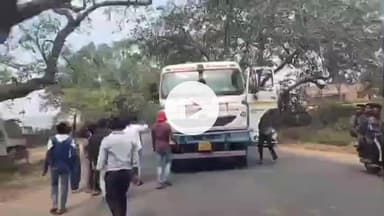 खूंटी: अनिगढा में पेट्रोल-डीजल टैंकर चालकों की हड़ताल, चालकों ने की नारेबाजी